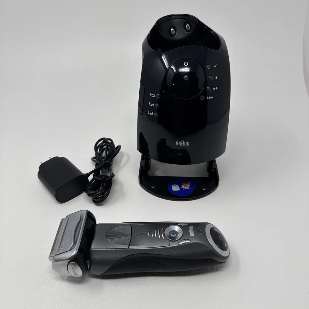 Braun Series 7 Electric Shaver Wet & Dry Type 5696 w/5675 Clean & Charge Station